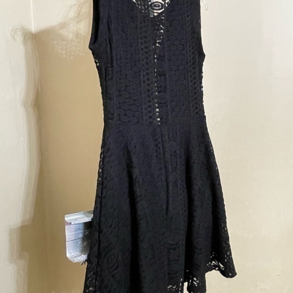 MYSTIC SLEEVELESS BLACK LACE DRESS - Picture 7 of 10